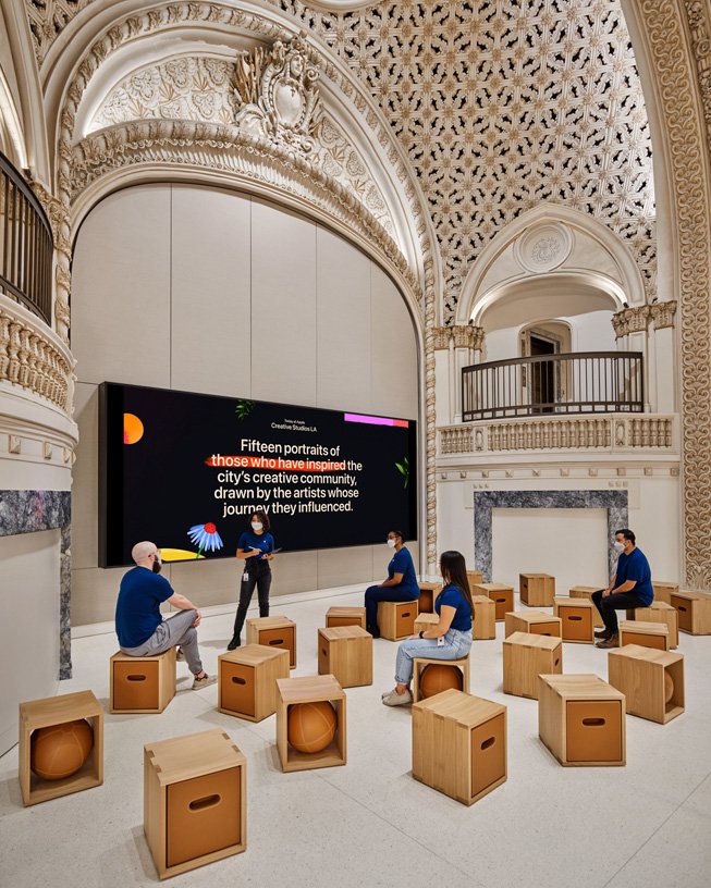 El Forum está en el corazón del teatro, que ha sido reinventado para las sesiones de Today at Apple.